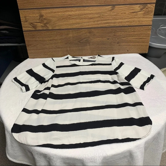 H&M size 14 back/cream striped top perfect for vacation or casual wear - Picture 3 of 9